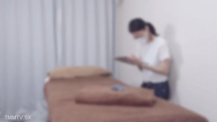 fc2-ppv-4782497-休息日，店裡來了一位身材高大、略顯樸素、表情嚴肅的白領女士