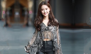 小白菜未流出的一部 出租屋干白嫩可爱的小女友 双镜头远近景切换